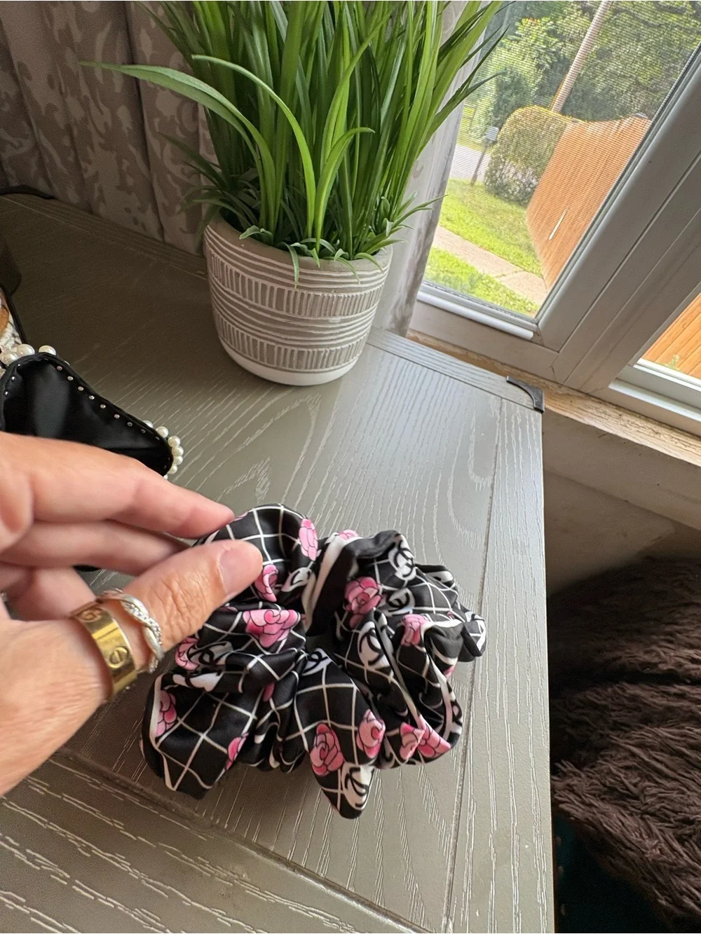 FASHION Set of 3 Black and Pink Floral Pearl-Embellished Scrunchie Set -